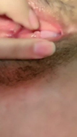 单身小妹子露脸精彩展示，身材不错完美展示，掰开逼逼给狼友看特写，揉奶自慰看淫水流出，听狼友指挥好 截图1