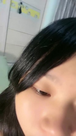 单身小妹子露脸精彩展示，身材不错完美展示，掰开逼逼给狼友看特写，揉奶自慰看淫水流出，听狼友指挥好 截图3