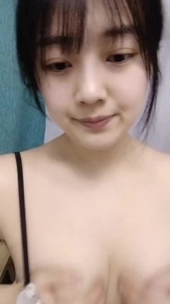 是你的前女友吗、露脸镜头前还玩起了黄播PK游戏，输了玩奶子道具插逼逼，闺蜜来姨妈了都不放过揉奶看逼逼 截图3