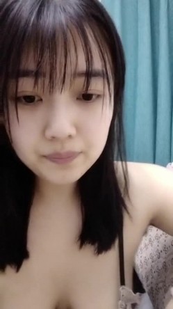 是你的前女友吗、露脸镜头前还玩起了黄播PK游戏，输了玩奶子道具插逼逼，闺蜜来姨妈了都不放过揉奶看逼逼 截图16