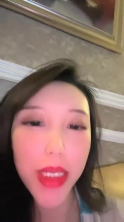 绿帽男女辅助富豪单男，178胸模「早川奈子」小骚货在KTV被单男猥亵，去酒店的出租车上吃鸡巴 截图4
