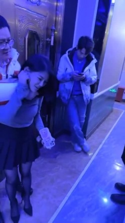 绿帽男女辅助富豪单男，178胸模「早川奈子」小骚货在KTV被单男猥亵，去酒店的出租车上吃鸡巴 截图7