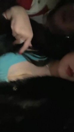 绿帽男女辅助富豪单男，178胸模「早川奈子」小骚货在KTV被单男猥亵，去酒店的出租车上吃鸡巴 截图11