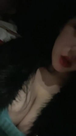 绿帽男女辅助富豪单男，178胸模「早川奈子」小骚货在KTV被单男猥亵，去酒店的出租车上吃鸡巴 截图13