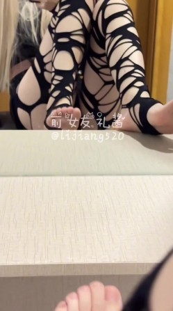推特人气女神，【前女友礼酱】，前男友拍第三视角，大鸡巴学长猛干，各种服装应接不暇 截图8