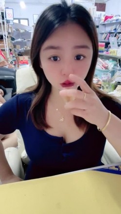 【快递小妹】第一弹4V，颜值巨奶，快递站人来人往，塞跳蛋上班，受不了手淫潮喷，超刺激 截图2