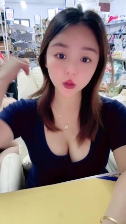 【快递小妹】第一弹4V，颜值巨奶，快递站人来人往，塞跳蛋上班，受不了手淫潮喷，超刺激 截图3
