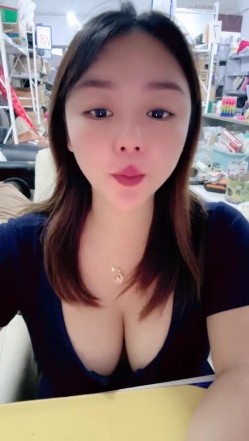 【快递小妹】第一弹4V，颜值巨奶，快递站人来人往，塞跳蛋上班，受不了手淫潮喷，超刺激 截图12