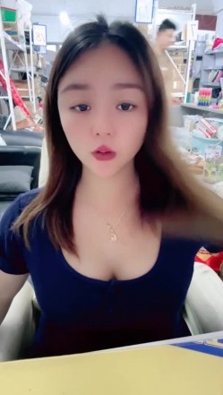 【快递小妹】第一弹4V，颜值巨奶，快递站人来人往，塞跳蛋上班，受不了手淫潮喷，超刺激 截图14