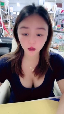 【快递小妹】第一弹4V，颜值巨奶，快递站人来人往，塞跳蛋上班，受不了手淫潮喷，超刺激 截图15