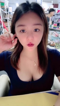 【快递小妹】第一弹4V，颜值巨奶，快递站人来人往，塞跳蛋上班，受不了手淫潮喷，超刺激 截图16