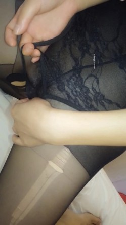 《震撼 福利》微博推特网红丝袜反差婊【湿宝贝】水手制服透明丝袜足交啪啪震动蛋肉棒一起配合肏诱惑难挡 截图4