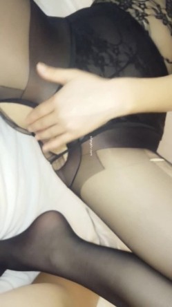 《震撼 福利》微博推特网红丝袜反差婊【湿宝贝】水手制服透明丝袜足交啪啪震动蛋肉棒一起配合肏诱惑难挡 截图8