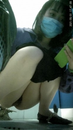 拍多位年轻小姐姐大小便，美女诱惑蜜桃臀，旗袍老阿姨无毛一线天简直太顶了 截图4