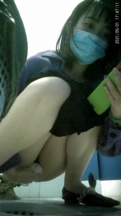 拍多位年轻小姐姐大小便，美女诱惑蜜桃臀，旗袍老阿姨无毛一线天简直太顶了 截图5