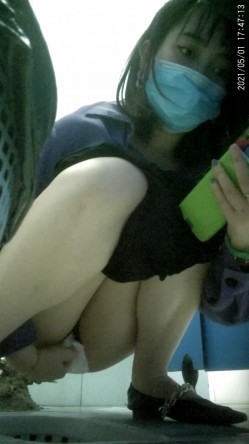 拍多位年轻小姐姐大小便，美女诱惑蜜桃臀，旗袍老阿姨无毛一线天简直太顶了 截图6