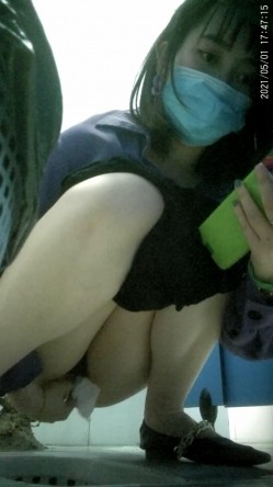 拍多位年轻小姐姐大小便，美女诱惑蜜桃臀，旗袍老阿姨无毛一线天简直太顶了 截图7