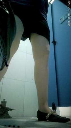 拍多位年轻小姐姐大小便，美女诱惑蜜桃臀，旗袍老阿姨无毛一线天简直太顶了 截图12