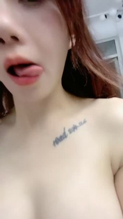 网红女神【小江疏影】大尺度自慰，细腰美臀搔首弄姿，假屌跳蛋塞穴，双指扣穴淫水流出 截图10
