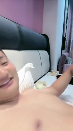 麻花辫新人下海妹妹！外表甜美被炮友蹂躏！黑丝美腿吊带裙，埋头吸吮舔屌，骑乘位爆操大肥臀 截图8