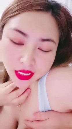 超淫荡肥坦大奶牛熟女『柚酱的小草莓』情趣道具自慰骚逼喷水奶子能拖地 截图1