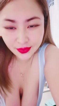 超淫荡肥坦大奶牛熟女『柚酱的小草莓』情趣道具自慰骚逼喷水奶子能拖地 截图2