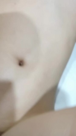 露脸极品反差女大生，高颜值女神级别【雪儿】私拍，穿衣和脱衣判若两人，放尿车震道具自摸被金主无套各种输出 截图16
