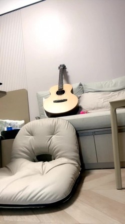 闷骚的良家少妇露脸深夜发骚，干净的逼逼淫声荡语互动撩骚， 揉着骚奶子大黑牛自慰骚逼，爽到高潮双腿 截图13