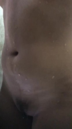 【十二月最新流出 ️洗澡TP】近距离冒死TP隔壁小姐姐洗澡沖凉 截图15