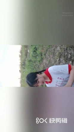 自拍福利两个高颜值萌妹子户外口交 空旷野外口完一个再换另一个非常诱人 很是诱惑喜欢不要错过 截图1