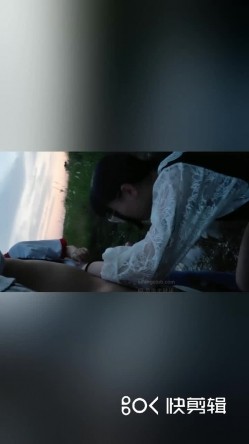 自拍福利两个高颜值萌妹子户外口交 空旷野外口完一个再换另一个非常诱人 很是诱惑喜欢不要错过 截图14
