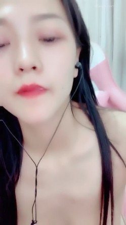 艺校毕业的漂亮宝妈开直播给大伙表演舞蹈给孩子挣奶粉钱 截图7
