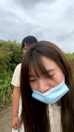 风骚小姐妹露脸户外勾搭小哥哥激情啪啪，简易房内跪着给小哥口交大鸡巴，风骚的奶子翘屁股直接在地上爆草 截图1