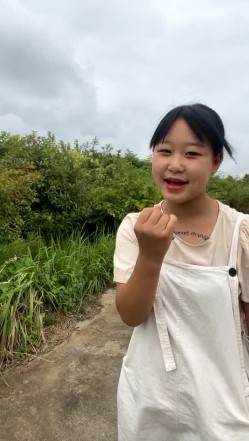 风骚小姐妹露脸户外勾搭小哥哥激情啪啪，简易房内跪着给小哥口交大鸡巴，风骚的奶子翘屁股直接在地上爆草 截图2