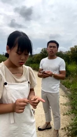风骚小姐妹露脸户外勾搭小哥哥激情啪啪，简易房内跪着给小哥口交大鸡巴，风骚的奶子翘屁股直接在地上爆草 截图3