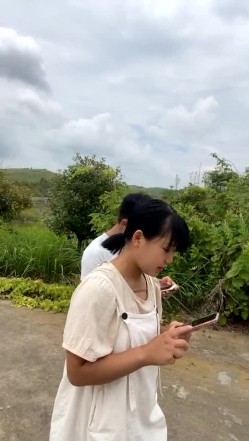 风骚小姐妹露脸户外勾搭小哥哥激情啪啪，简易房内跪着给小哥口交大鸡巴，风骚的奶子翘屁股直接在地上爆草 截图4