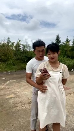 风骚小姐妹露脸户外勾搭小哥哥激情啪啪，简易房内跪着给小哥口交大鸡巴，风骚的奶子翘屁股直接在地上爆草 截图6