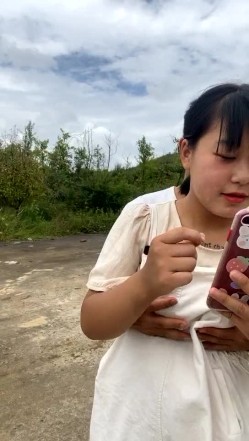 风骚小姐妹露脸户外勾搭小哥哥激情啪啪，简易房内跪着给小哥口交大鸡巴，风骚的奶子翘屁股直接在地上爆草 截图7