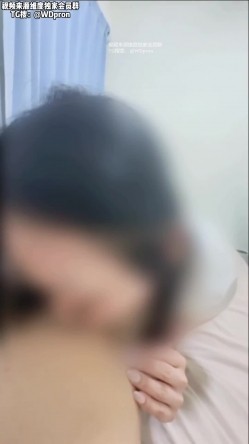 反差女友《和女友在卧室做爱》一个星期没见没想到她比我还饥渴 穿着性感的白丝袜，拿着手机看我操她 截图10