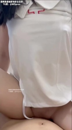 反差女友《和女友在卧室做爱》一个星期没见没想到她比我还饥渴 穿着性感的白丝袜，拿着手机看我操她 截图13