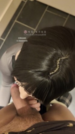 推特极品阿黑颜母狗「Pupu噗噗」在家趁哥哥不休息，给他的好兄弟深喉口交到射，疯狂拉丝，小嘴被当成飞机杯了 截图2