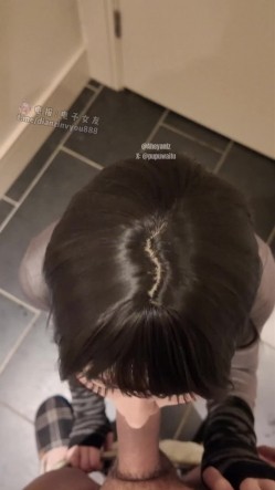 推特极品阿黑颜母狗「Pupu噗噗」在家趁哥哥不休息，给他的好兄弟深喉口交到射，疯狂拉丝，小嘴被当成飞机杯了 截图5