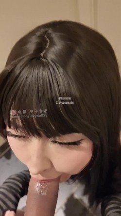 推特极品阿黑颜母狗「Pupu噗噗」在家趁哥哥不休息，给他的好兄弟深喉口交到射，疯狂拉丝，小嘴被当成飞机杯了 截图8