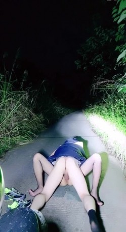 【大啾啾】深夜带着网袜约19岁小弟弟林间打野战 小弟弟刚开始还有点羞涩后面放开了直接大屌狠狠蹂躏姐姐 截图7