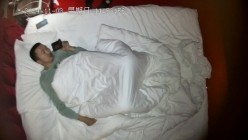 酒店情趣炮房高清偷拍 半夜开房偷情的中年男女草完逼叫外卖吃宵夜 截图8