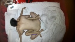 酒店情趣炮房高清偷拍 半夜开房偷情的中年男女草完逼叫外卖吃宵夜 截图9