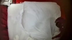 酒店情趣炮房高清偷拍 半夜开房偷情的中年男女草完逼叫外卖吃宵夜 截图13