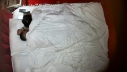 酒店情趣炮房高清偷拍 半夜开房偷情的中年男女草完逼叫外卖吃宵夜 截图15