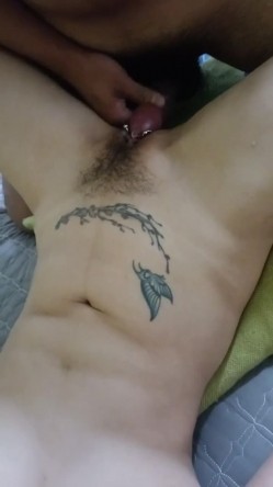 《贵在真实反差淫妻》顶级绿帽刷锅狠人，私密交流群东北夫妻淫乱群交内容曝光，商场户外超市露出3P野战相当开放 截图1