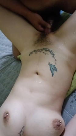 《贵在真实反差淫妻》顶级绿帽刷锅狠人，私密交流群东北夫妻淫乱群交内容曝光，商场户外超市露出3P野战相当开放 截图2